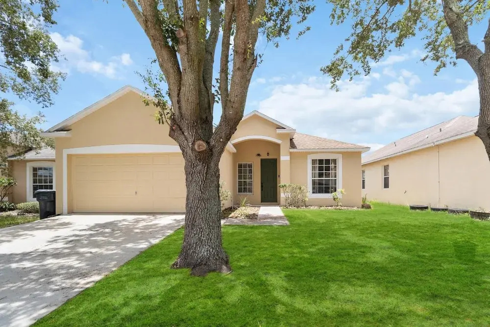 5/3 Pool Home Located in Sunset Ridge Community!