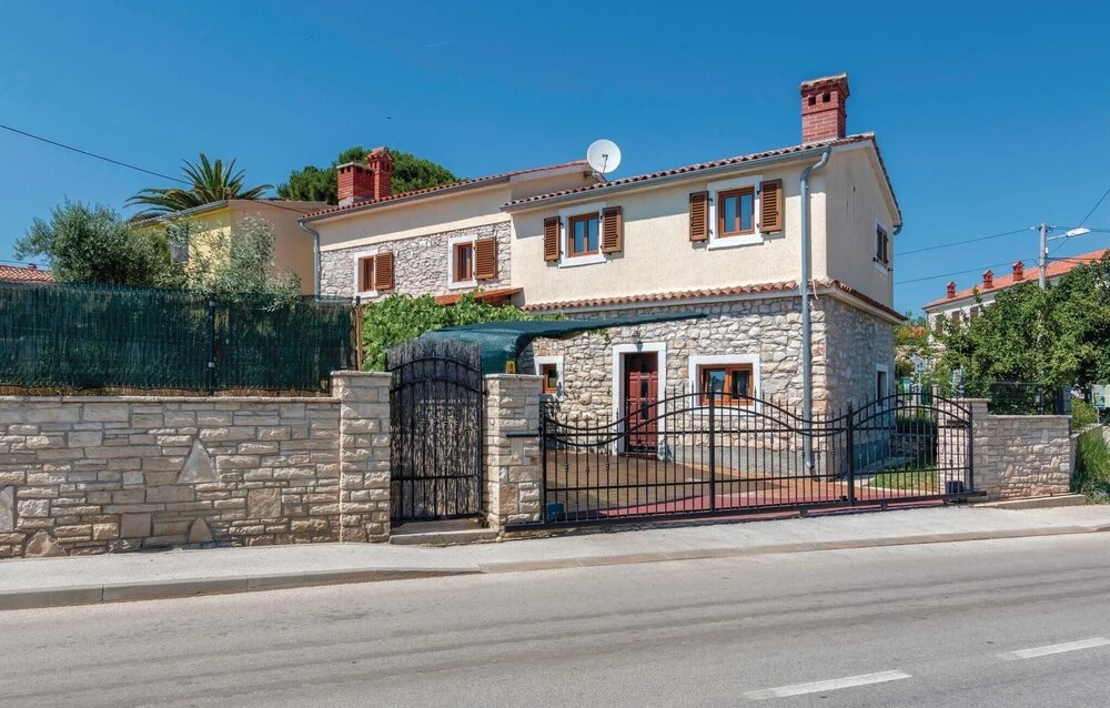 Nice Home in Liznjan With 4 Bedrooms, Internet and Outdoor Swimming Pool