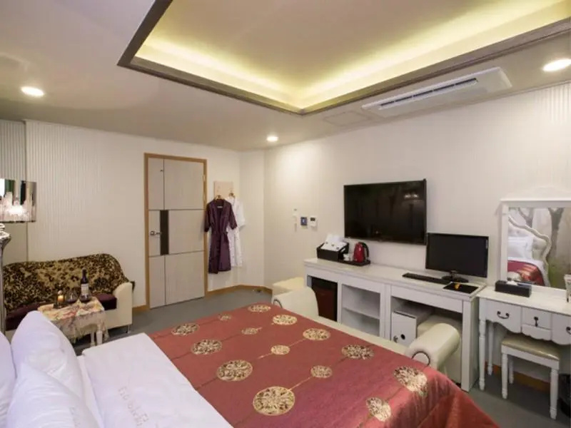 Deluxe Double room (full double bed)