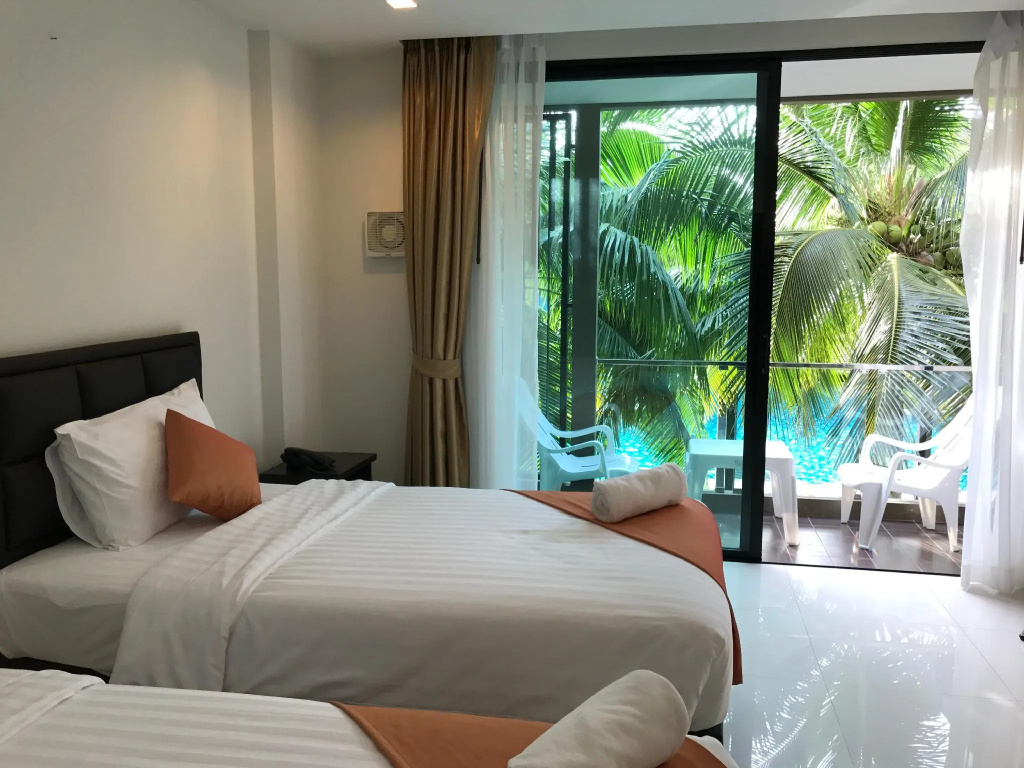 Superior room with pool view