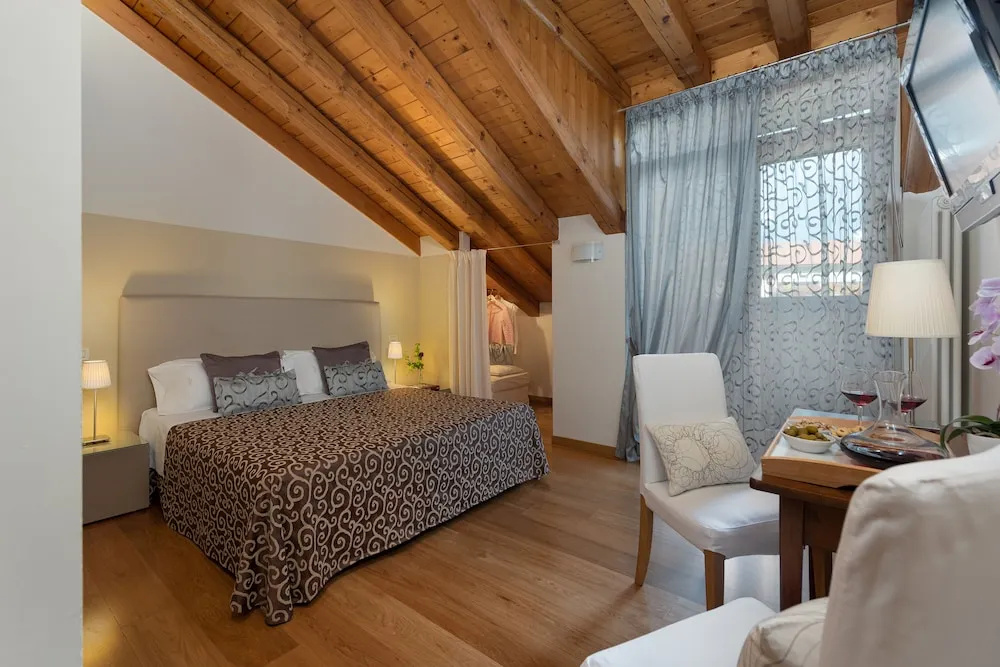 Superior Double room with balcony (full double bed)