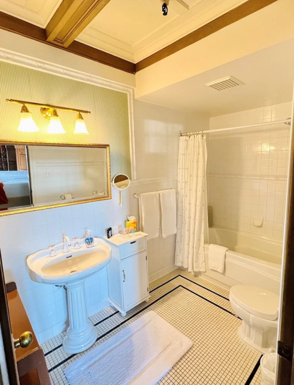 Standard Double room with balcony and with harbour view (full double bed)