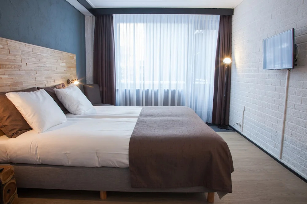 標準雙人房，設有露台及雙人床