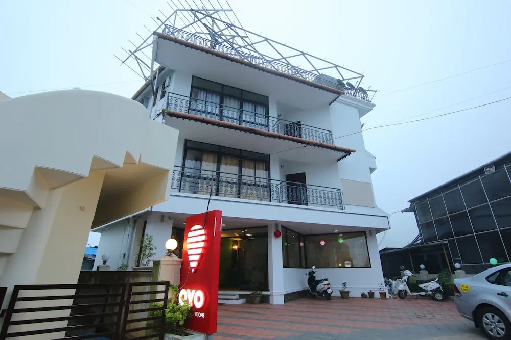 OYO 7647 Hotel Lions Den