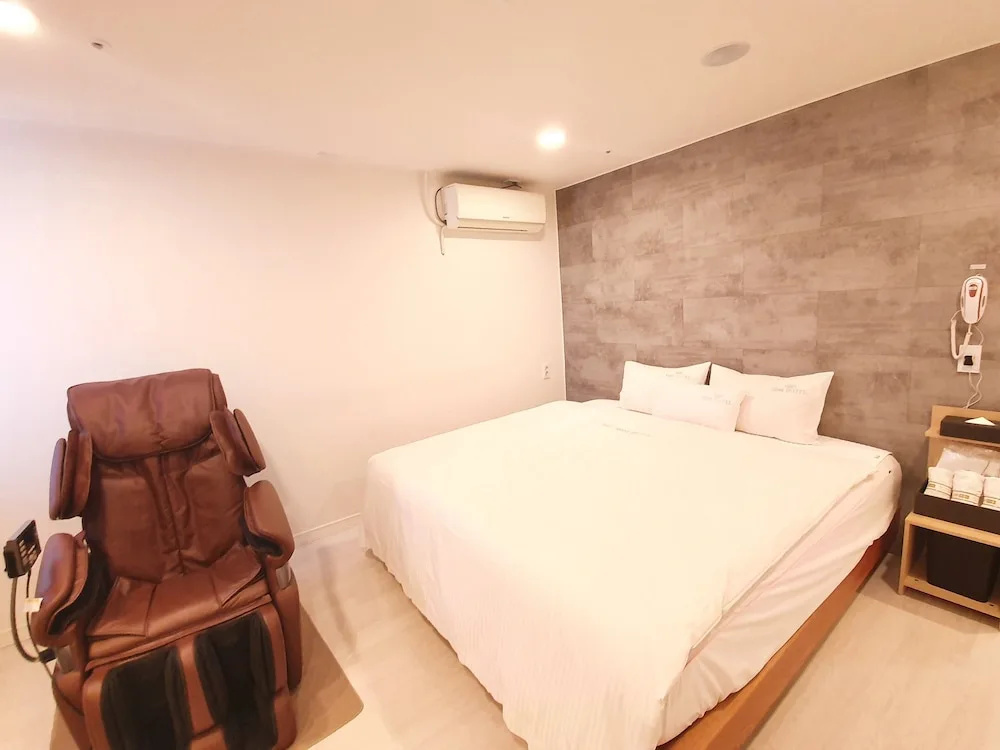 Double Suite (full double bed)