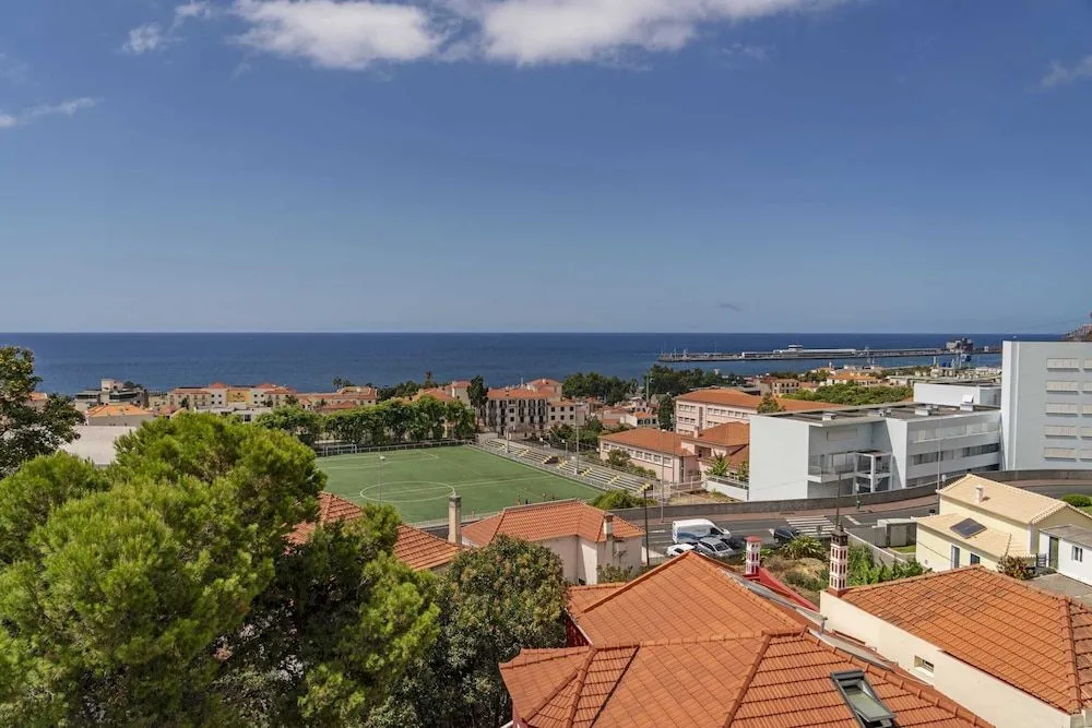 Light and sea View in Funchal Centre, Alegria III
