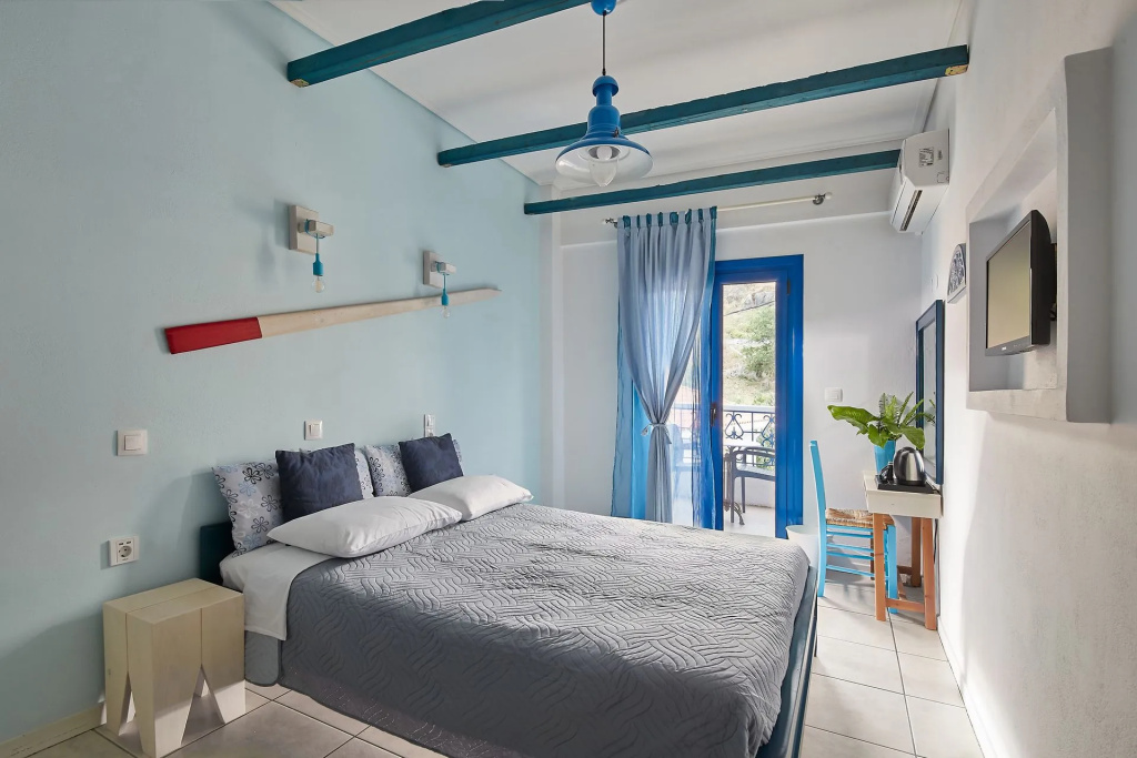 Double room (full double bed)