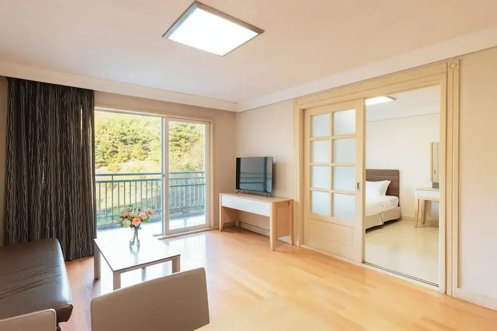 Suite with lake view