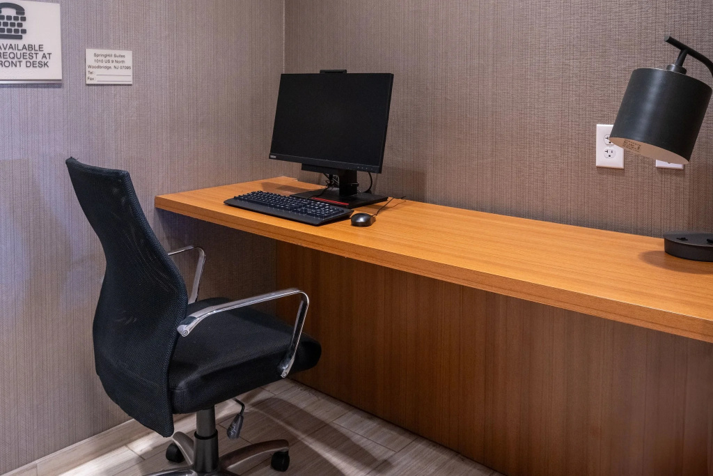 Отель SpringHill Suites by Marriott Woodbridge в Вудбридж Тауншипе