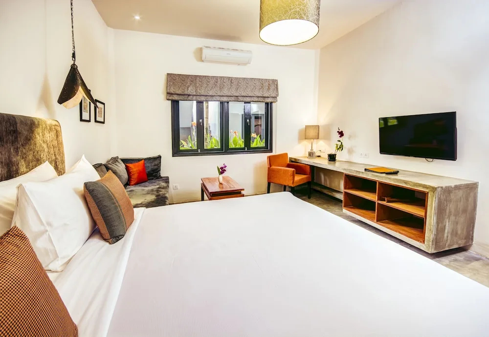 Double Suite with garden view full double bed