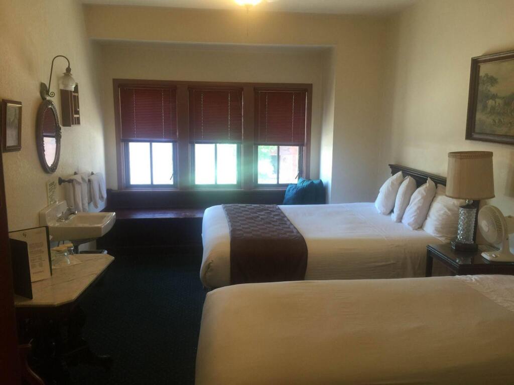 College Inn Hotel by null