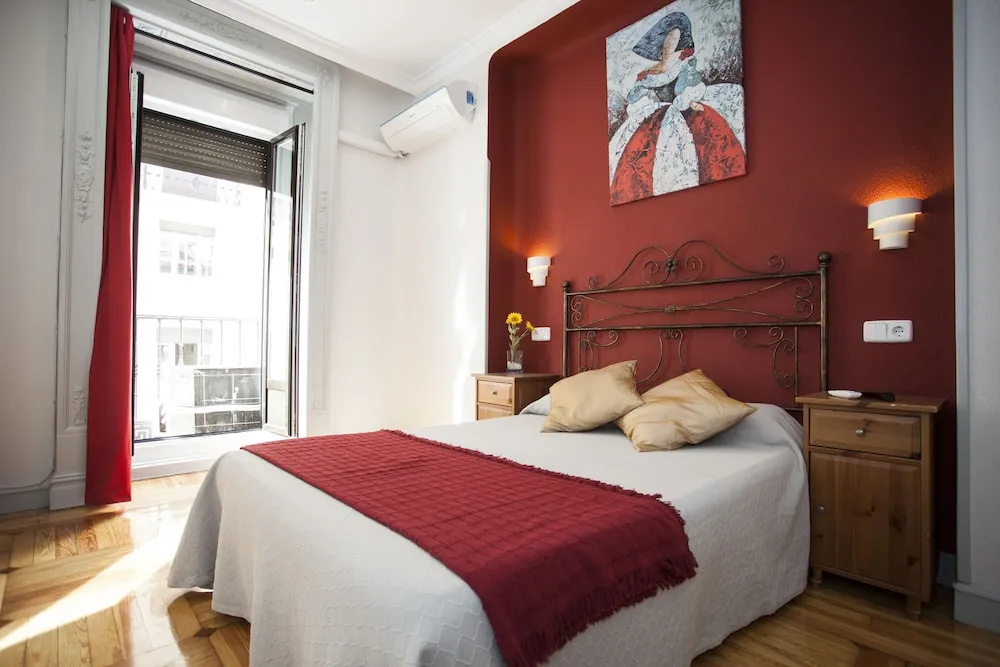 Standard Double room with city view (full double bed)