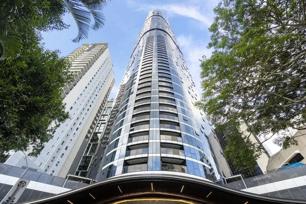 CBD High-rise 1-bed With Pool, Gym & Views