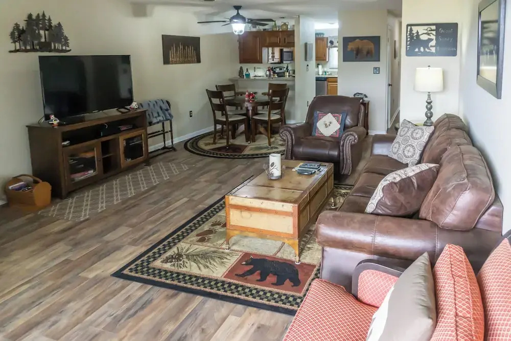 1 Mi to Dtwn Pigeon Forge! Mtn-view Gem w/ Balcony