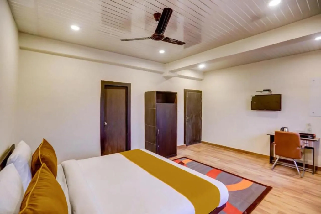 FabHotel SR Square — 4