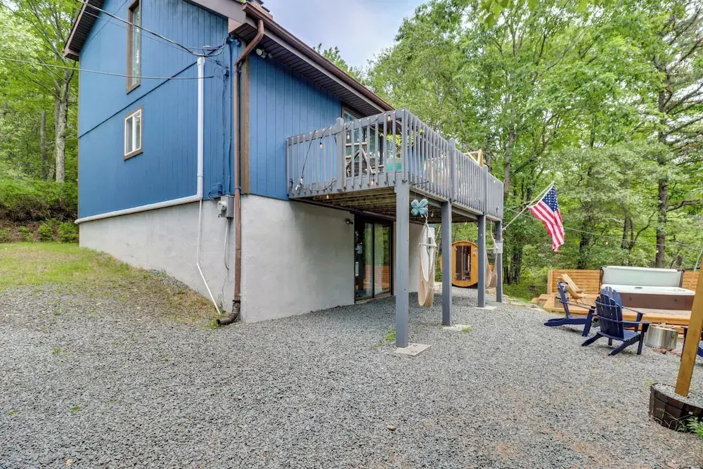Hot Tub, Fire Pit & Barrel Sauna: Poconos Abode