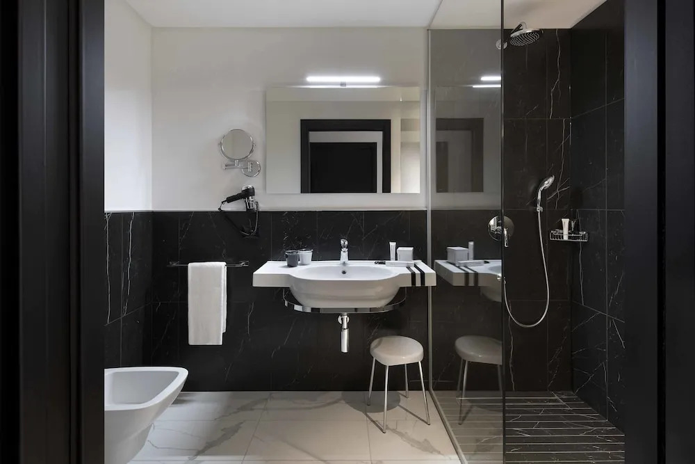 Двухместный номер Deluxe двуспальная кровать в J Hotel
