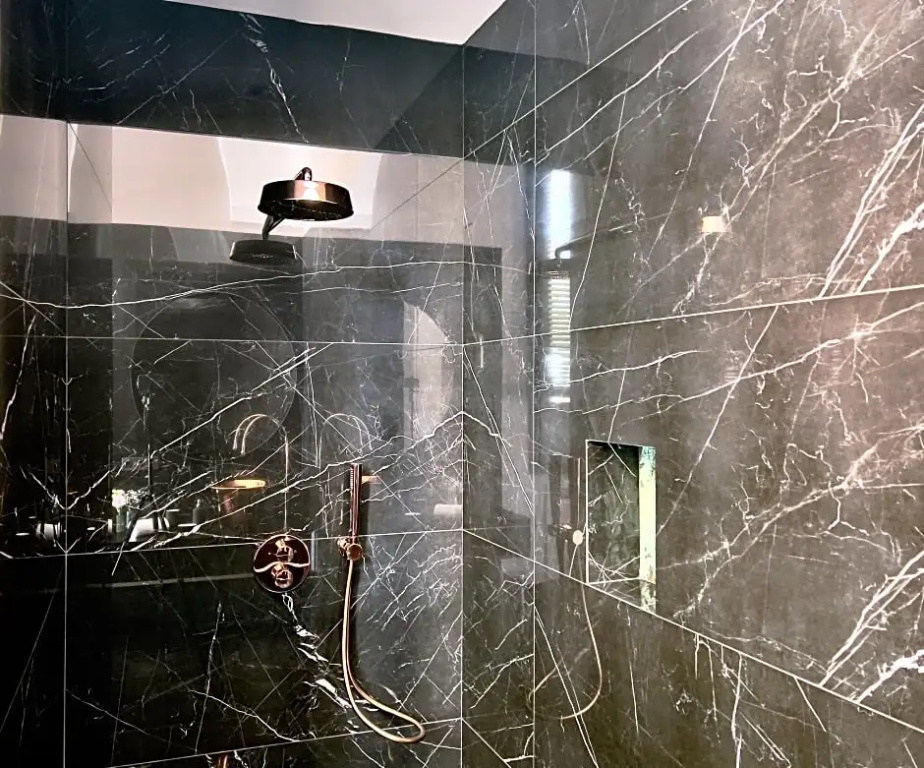Luxury Double Basement room with sunset view full double bed