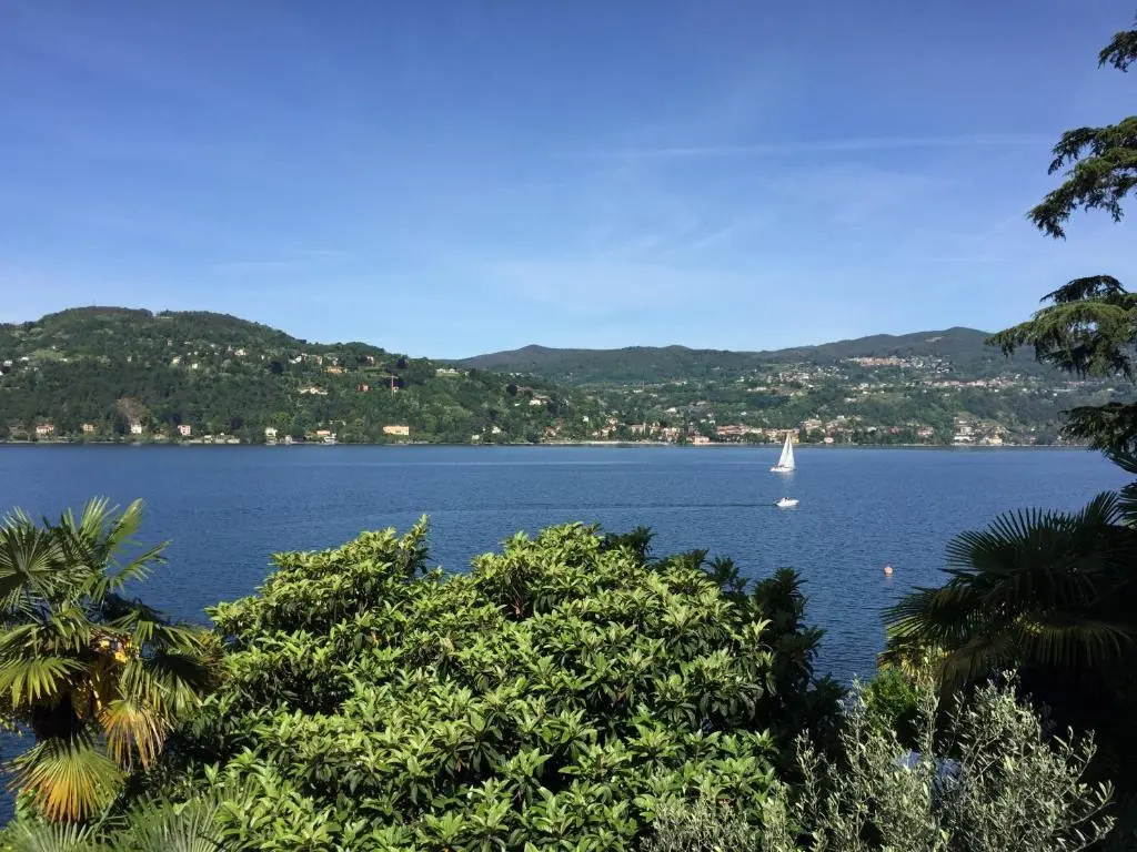 Standard Double room with lake view (full double bed)