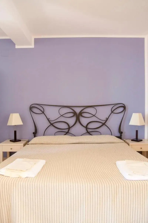 Classic Double room with balcony (full double bed)