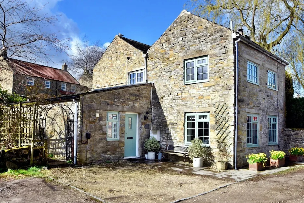 Cottage in Bellerby With Private Hot Tub
