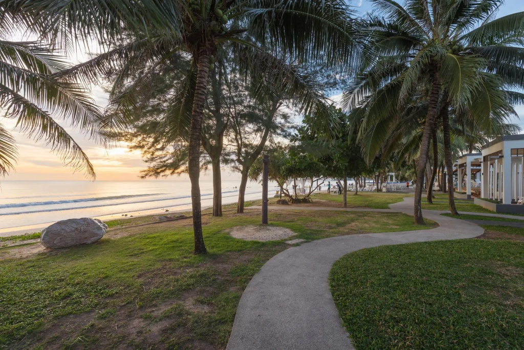 Beach & Waterfront
