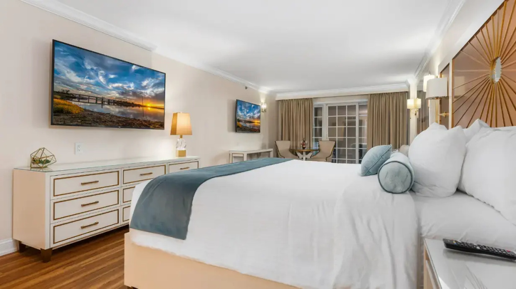 Premium Double room with partial ocean view (full double bed)