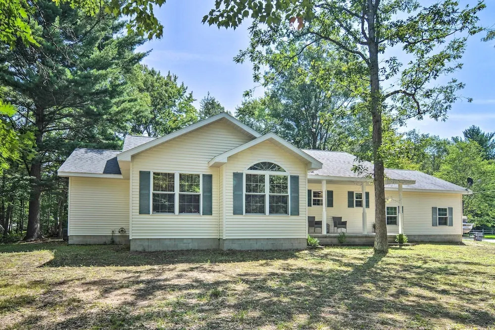 Upscale Family Cottage < 1 Mi to Higgins Lake