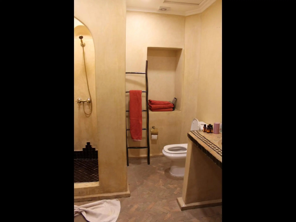 Deluxe Double room (full double bed)