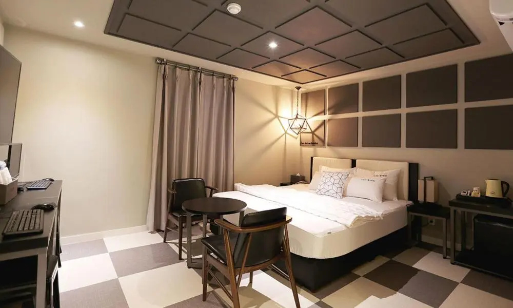 Deluxe Double room (full double bed)