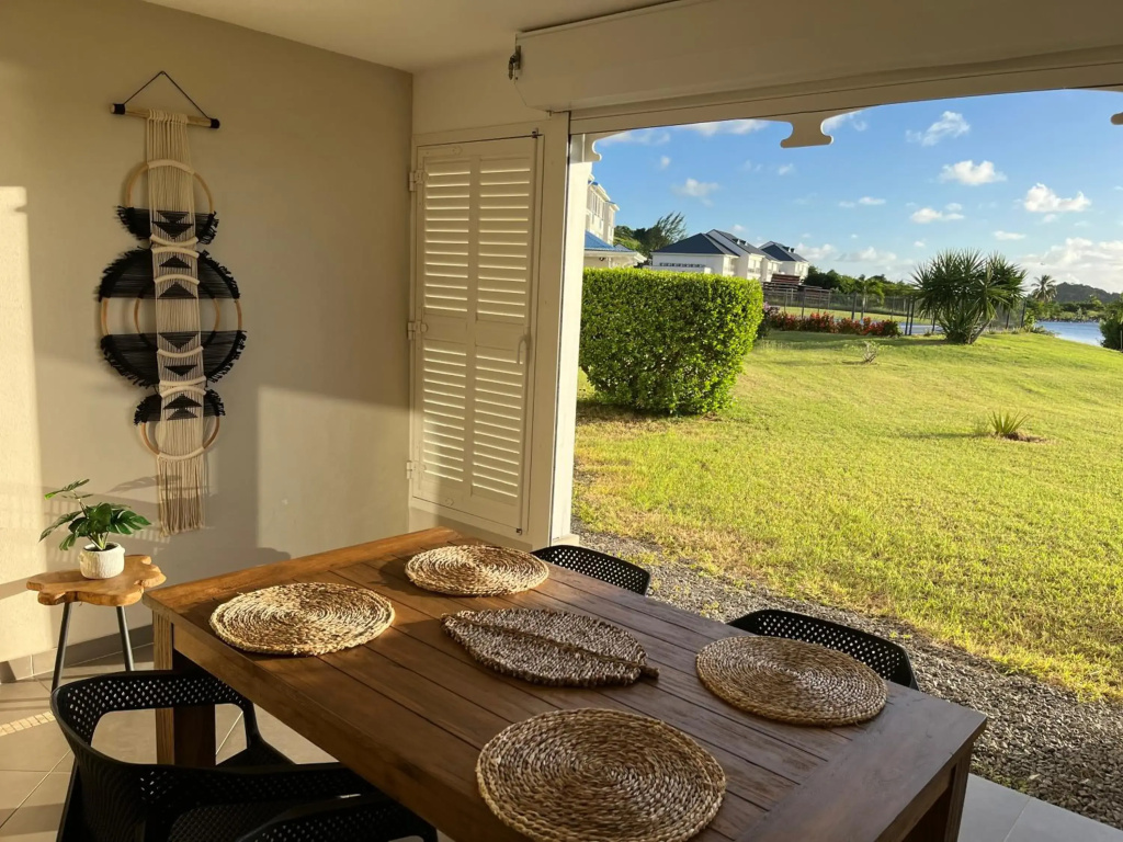 Le Baileys - Spacieux appartement en rez-de-jardin vue lagon