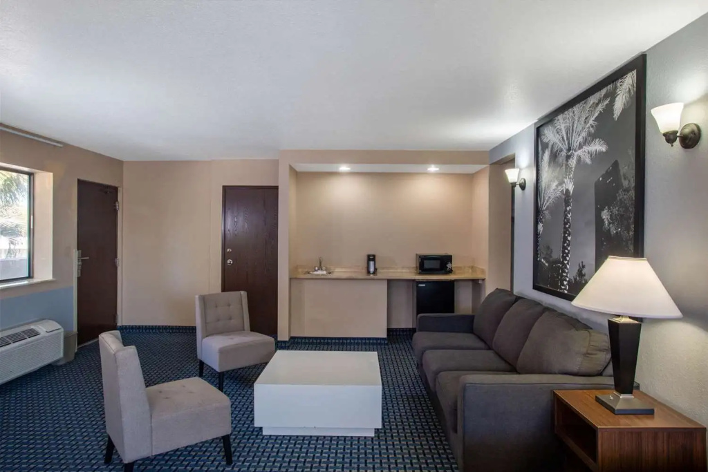 Super 8 By Wyndham Naples — 5