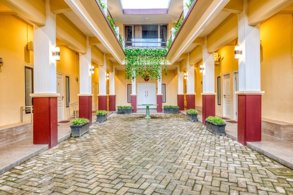 RedDoorz Syariah near Kebon Rojo Park Blitar in Blitar