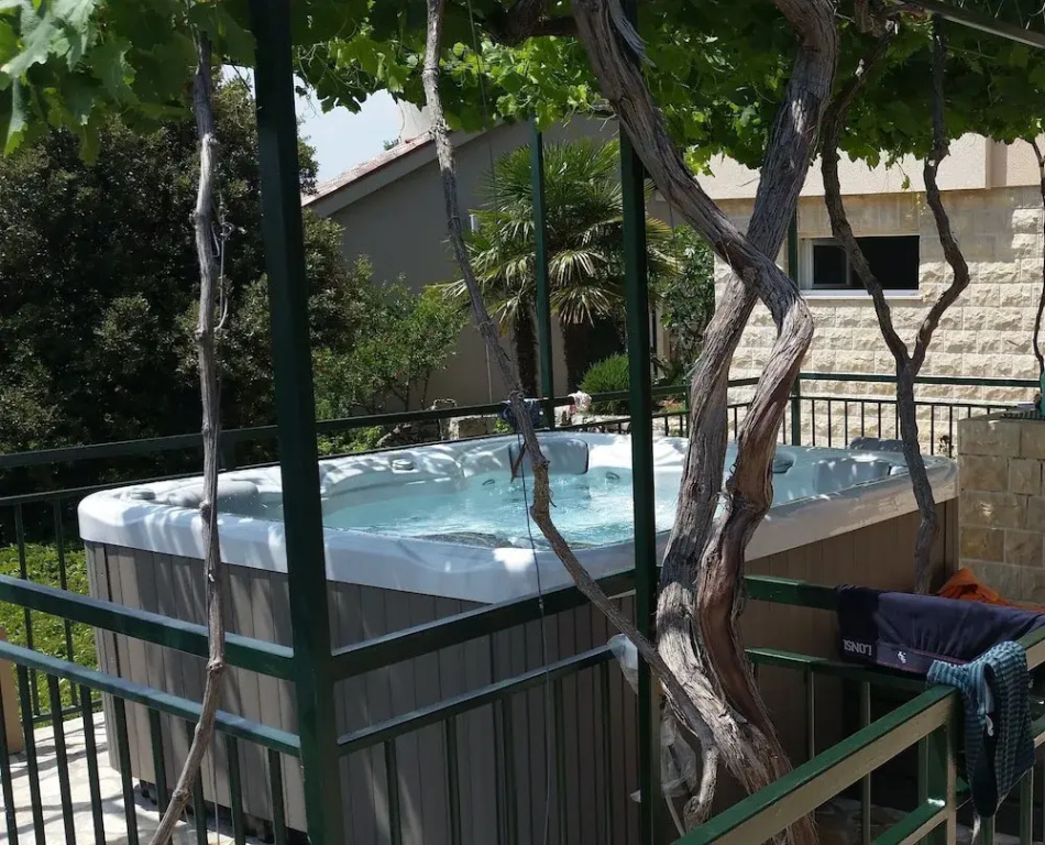 Holiday Home With Outdoor Hot Tub, Near the Sea