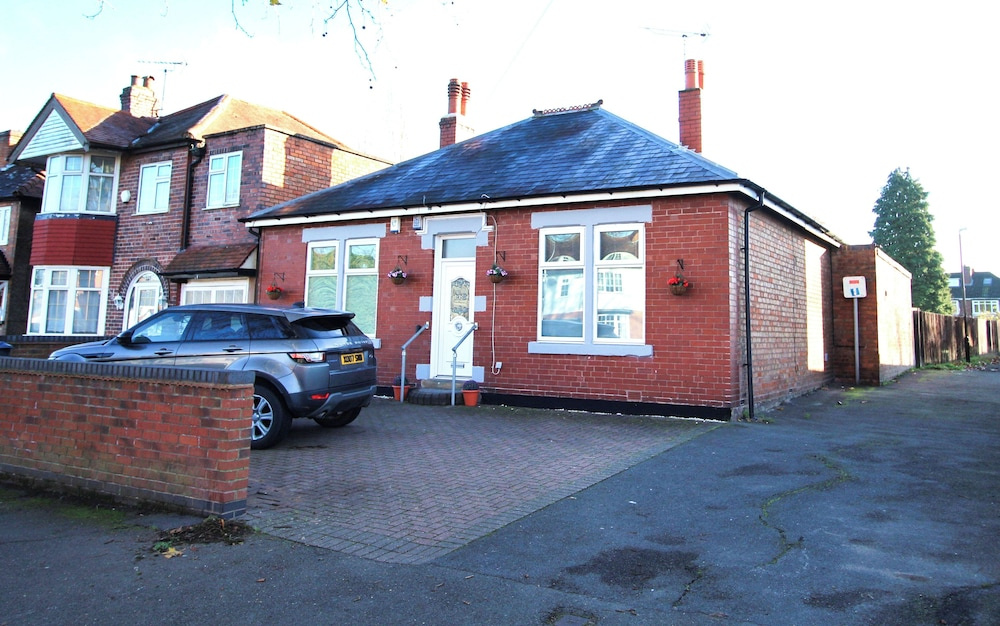 Large Bungalow - 3 Beds 2 Baths - Very Large Enclosed Garden - Dogs Stay Free