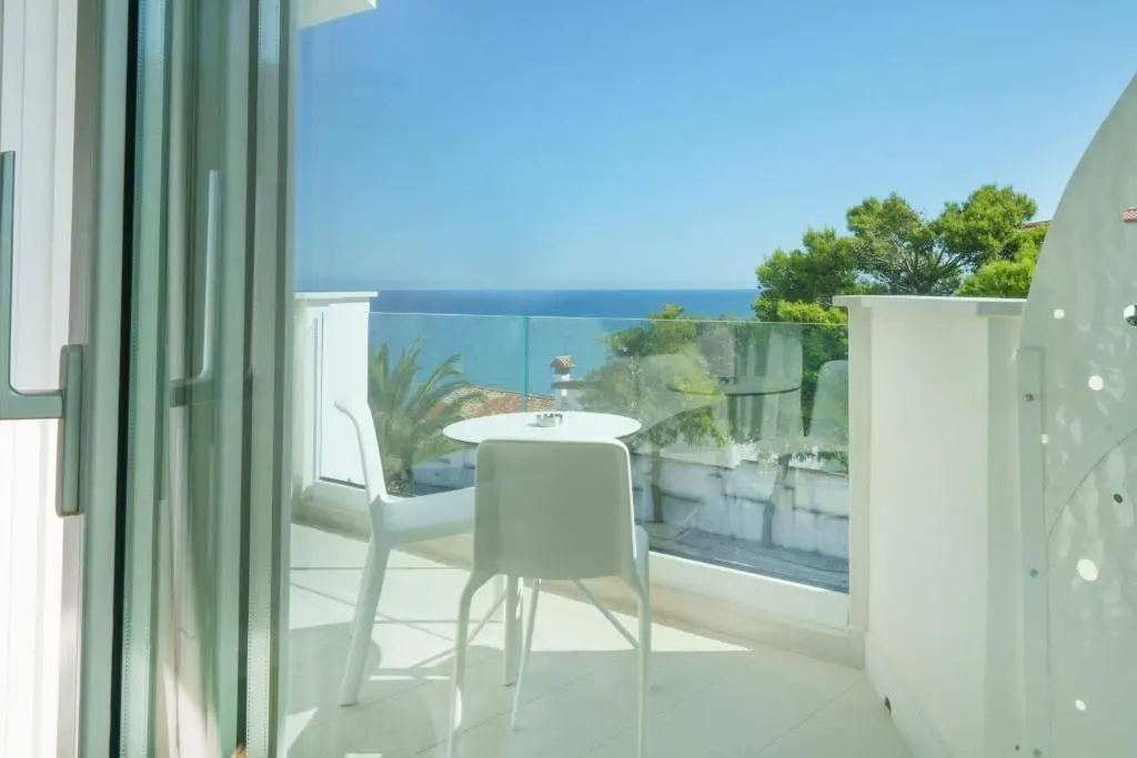 Deluxe Double room with sea view (full double bed)