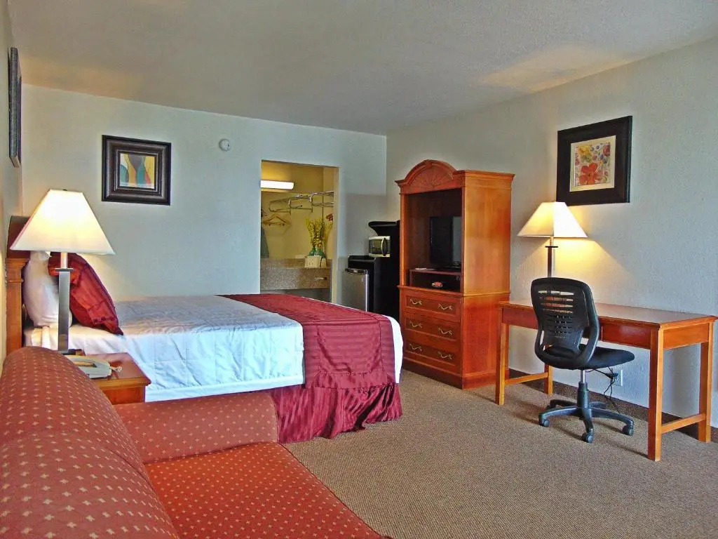 Ramada by Wyndham Kingman - Tap to explore photos