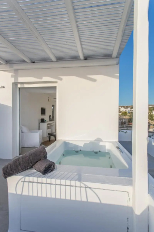 Deluxe Double room (full double bed)
