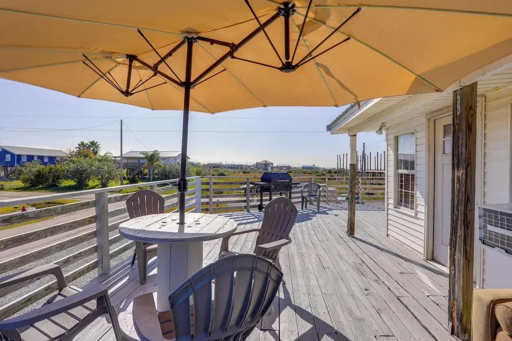 1 Mi to Festivals! Grand Isle Getaway w/ Deck