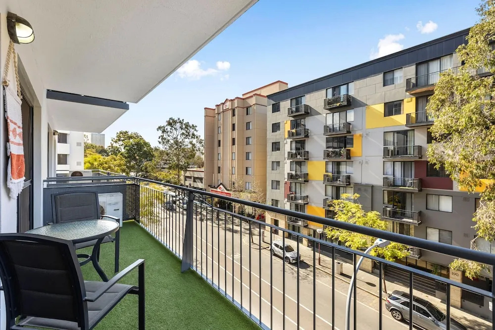 Oversized East Perth 2BR Pool Gym Parking