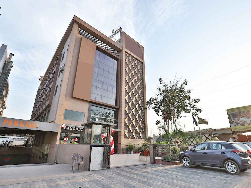 OYO 13253 The Grand Vinayak Hotel