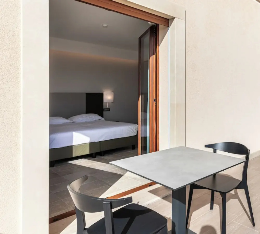 Junior Suite with partial sea view