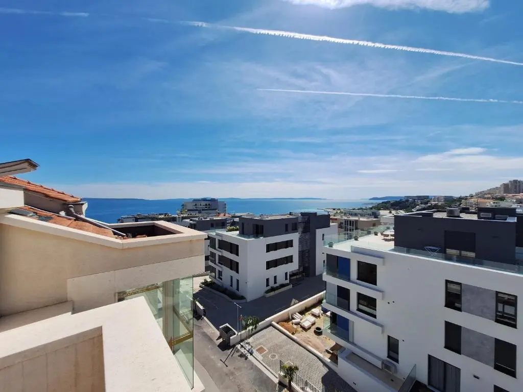 1 Bedroom Penthouse Apartment with mountain view