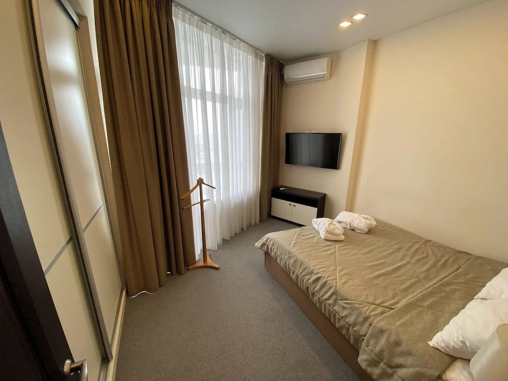 Business Double Suite with balcony (full double bed)