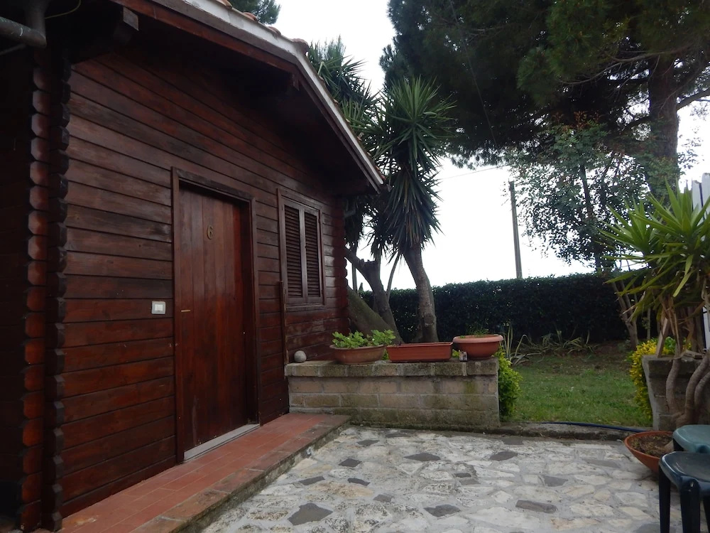 Bungalow With Garden in the Countryside of Rome