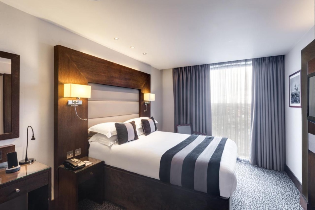 Отель Park Grand Heathrow в Лондоне