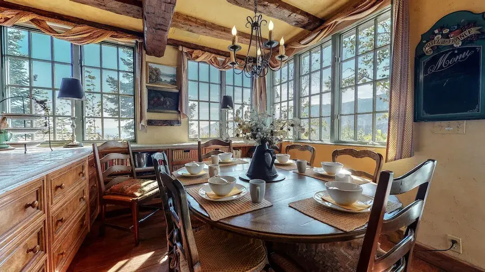 Коттедж с 4 комнатами в Juniper Ridge 16 5000 sq ft, Grand Chateau at Eagle, Expansive Mountain Views by RedAwning