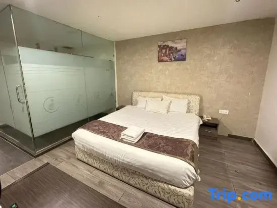 Deluxe Double room (full double bed)