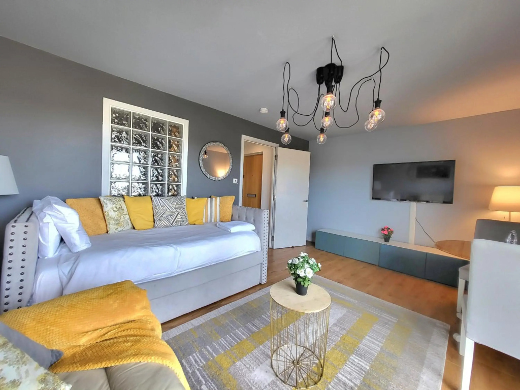 4 Separate Beds, Sleeps 6, Beautiful 2 bed Apt