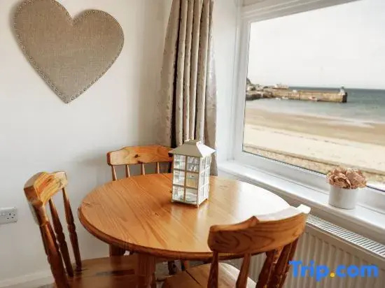 Beach Front Cottage Sleeps 6 🐕 Dog Friendly
